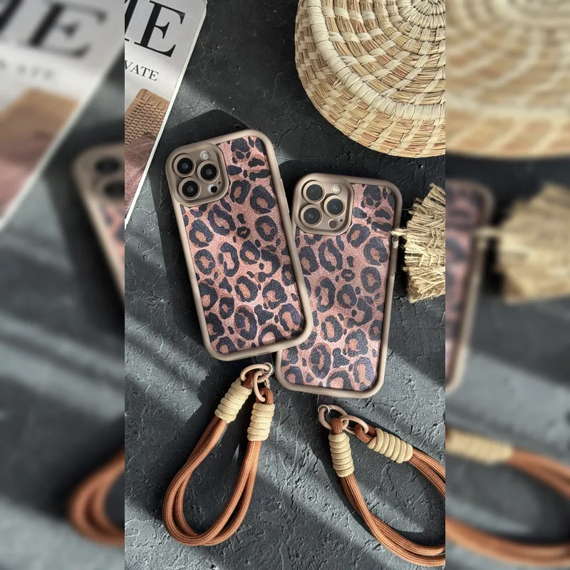 پلنگی قهوه ای همراه بند Brown Leopard With Strap 1