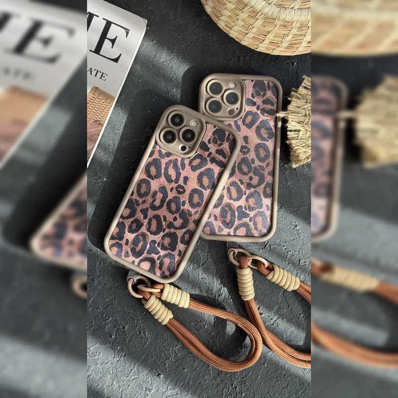 پلنگی قهوه ای همراه بند Brown Leopard With Strap 2